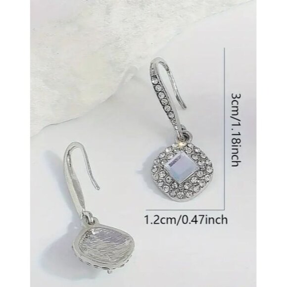 Elegant Silver-Plated Crystal Drop Earrings‎ With Clear Rhinestones - Picture 2 of 3